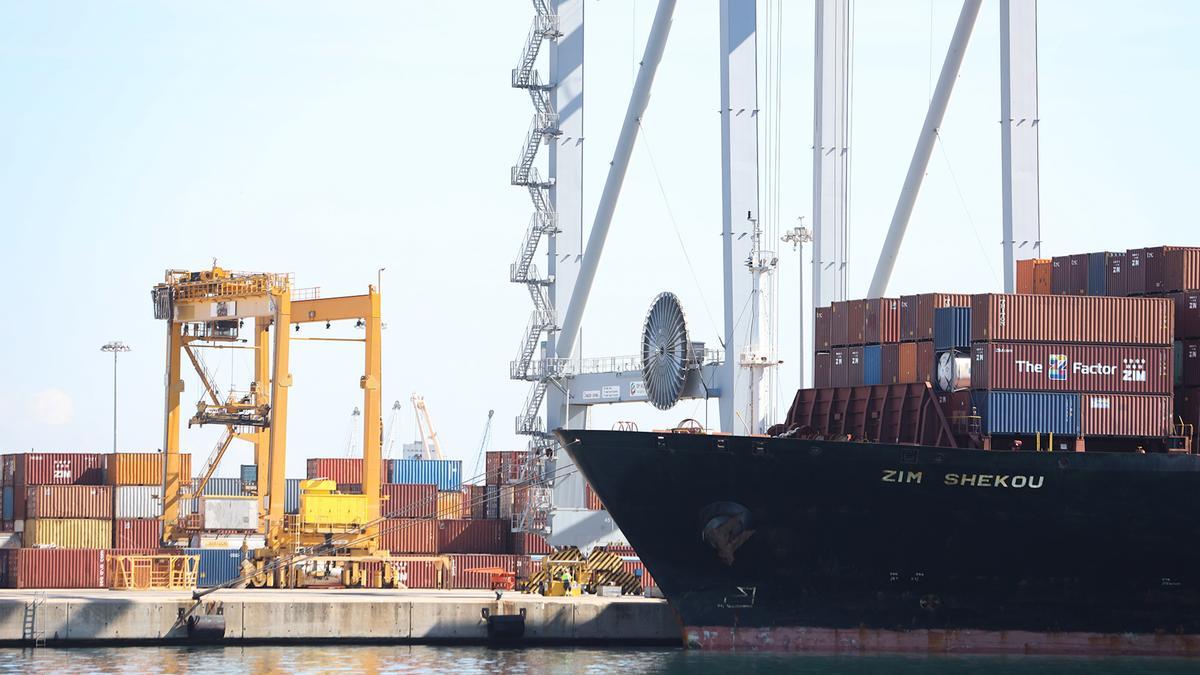 Uns contenidors al moll de Cantàbria del Port de Tarragona