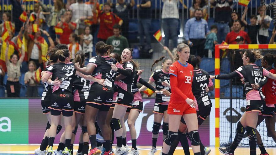 Las jugadoras españolas celebran su victoria de ayer. // EFE