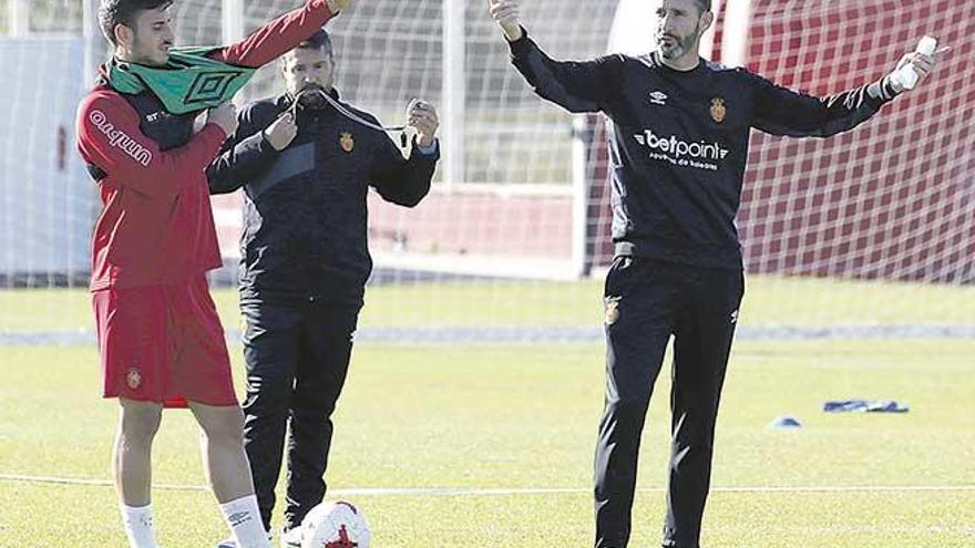 Vicente Moreno da instrucciones a sus jugadores en un entrenamiento.