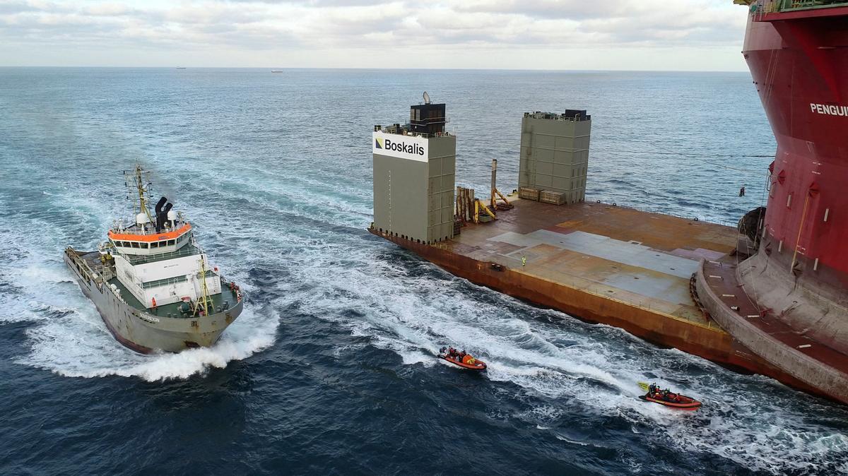 Ecologistas de Greenpeace colocaron una pancarta en una acción en una plataforma de Shell, en el Mar del Norte, para expandir un yacimiento de petróleo y gas existente, frente a la costa de Cherburgo, en el noroeste de Francia