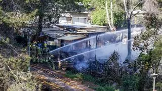 Un aparatoso incendio en un solar de Montcada i Reixac obliga a evacuar un asentamiento barraquista