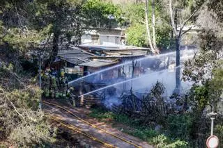 Aparatoso incendio en un vertedero de Montcada i Reixac