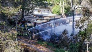 Aparatoso incendio en un vertedero de Montcada i Reixac