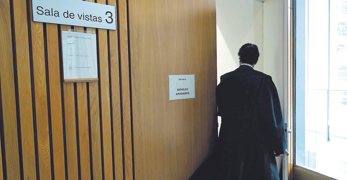 Un abogado accede a una sala de vistas en un juzgado de Andalucía.