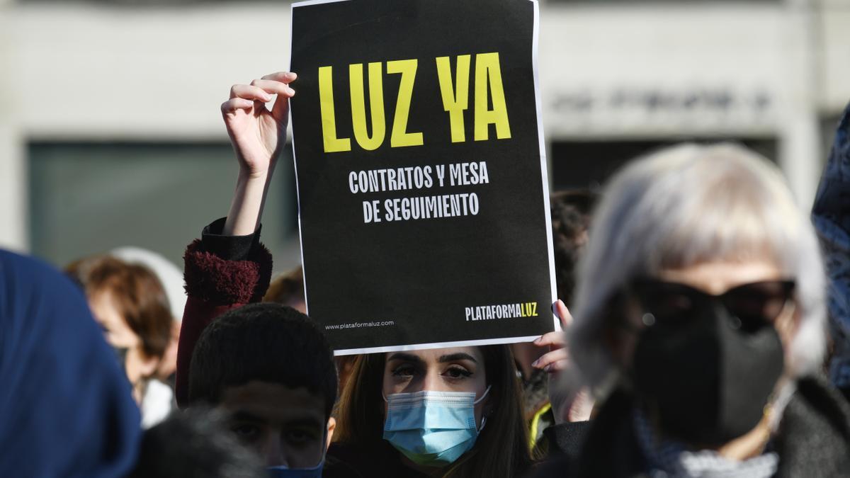 Archivo - Varias personas, con pancartas que rezan 'Luz Ya', se manifiestan para exigir contratos de luz para La Cañada Real.