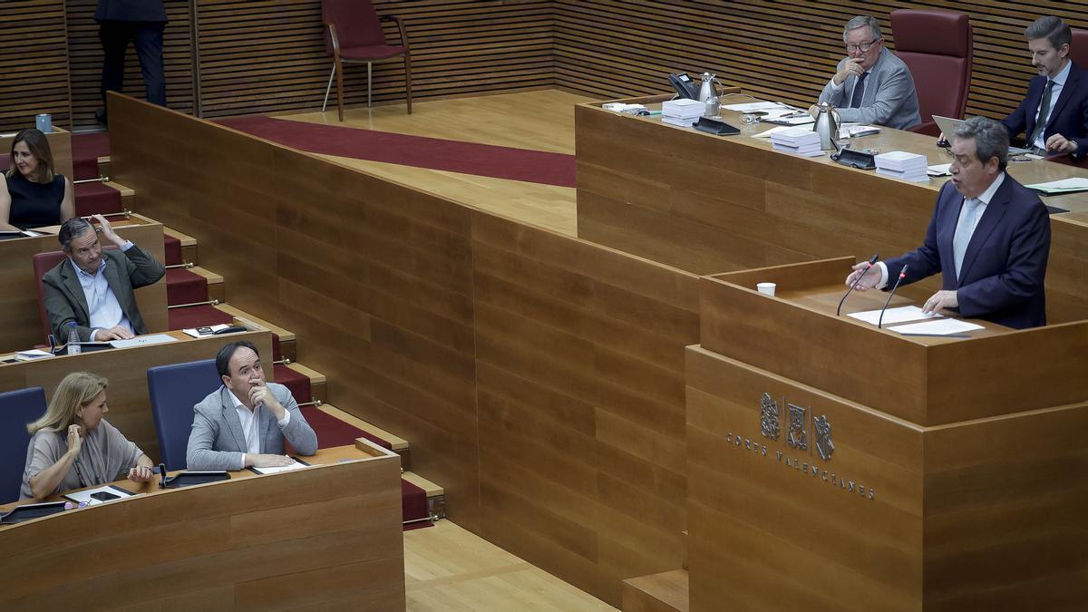 El síndic de Vox, José María Llanos, interviene en el pleno en presencia de Juanfran Pérez Llorca y Susana Camarero.