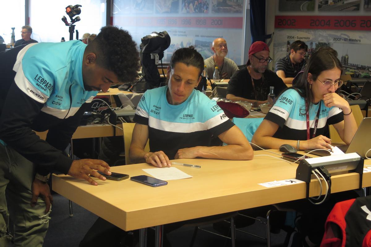 Mar Rovira planifica con Hadim Sarr, a su derecha, y Lourdes, compañeros del Leopard Racing las sesiones de trabajo con Jaume Masiá.