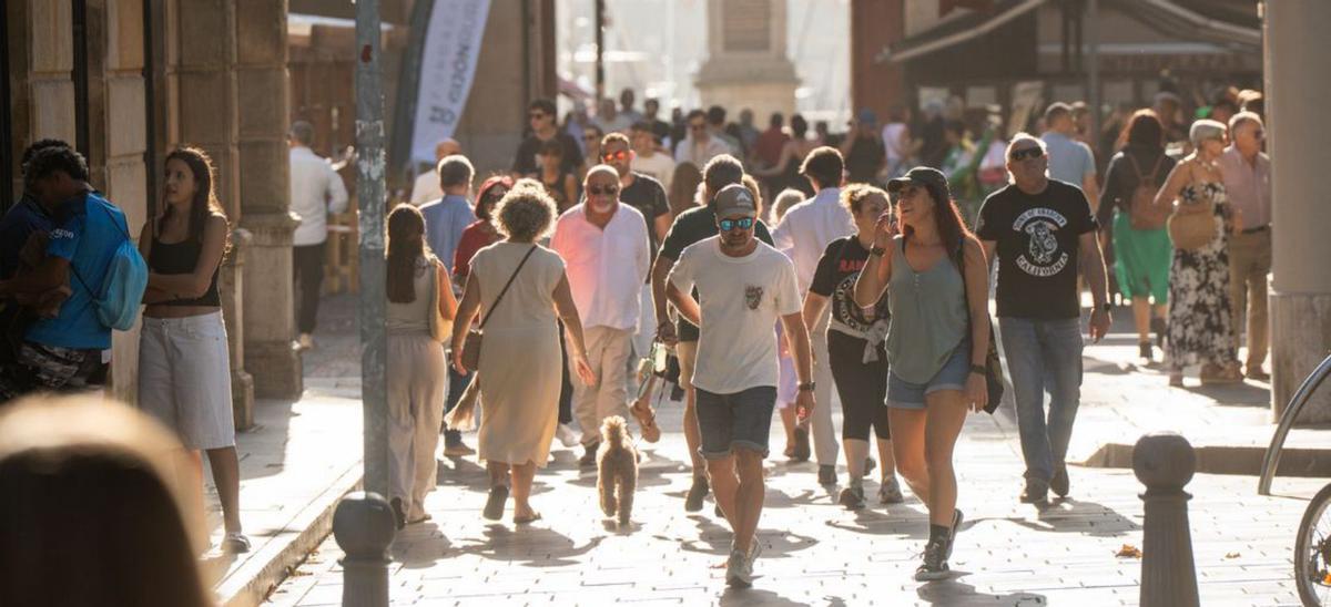 Turistas por Gijón. | Cedida a LNE
