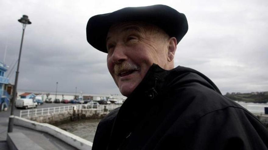 Luis Servando Peláez, en el muelle viejo de Luanco.