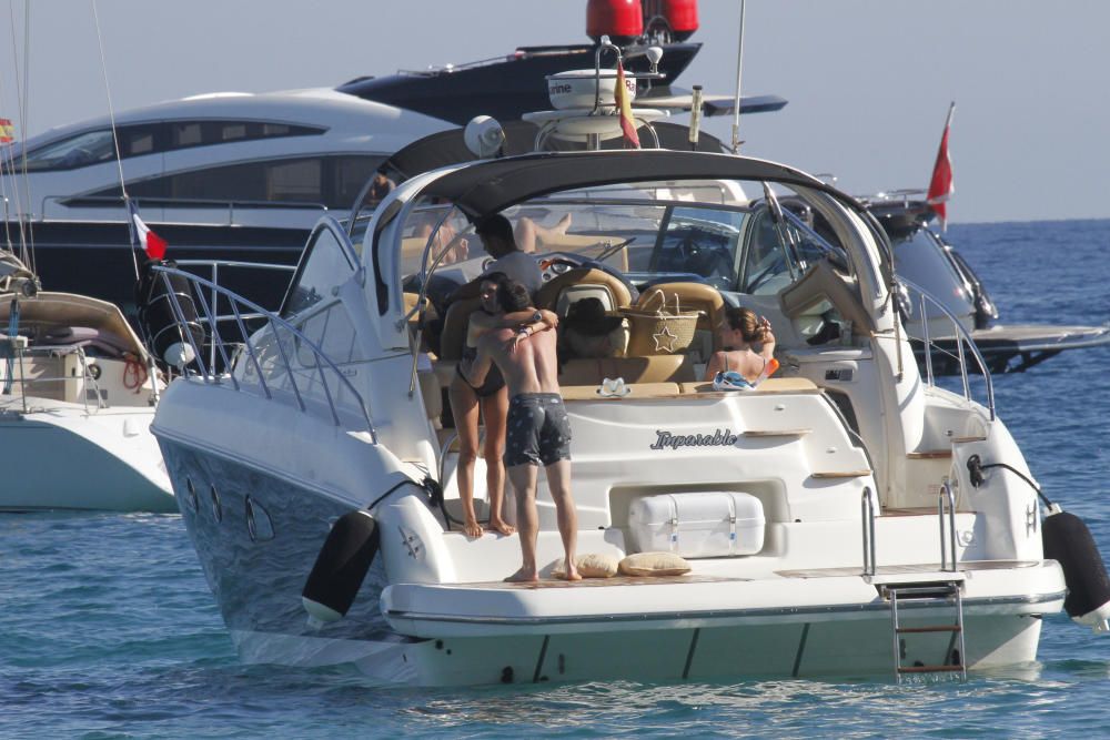 Laura Matamoros y Benji Aparicio en Barco en Cala Jondal, junto  Fonsi Nieto y su mujer Marta Castro.