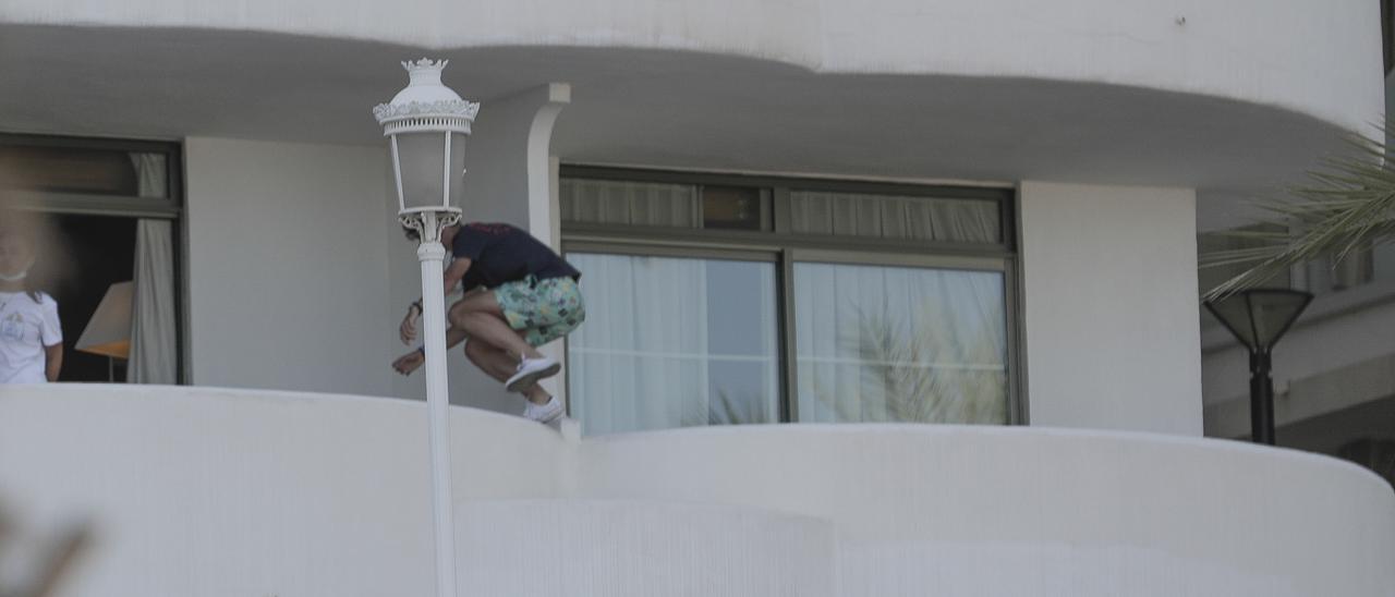 Uno de los jóvenes alojados en el hotel Palma Bellver saltando a otra habitación.