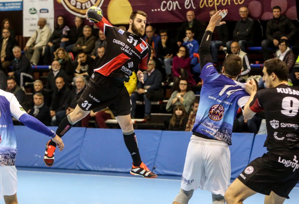 El Balonmano Benidorm da un salto hacia la permanencia ante el Logroño