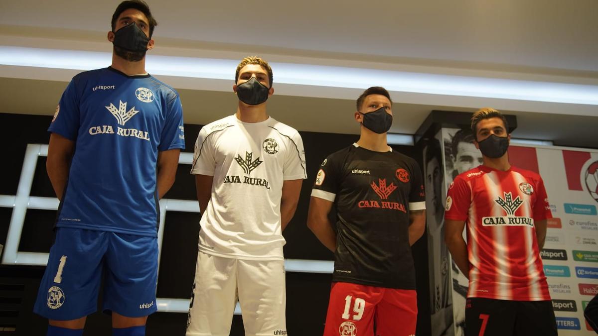 Los jugadores lucen la nueva ropa deportiva