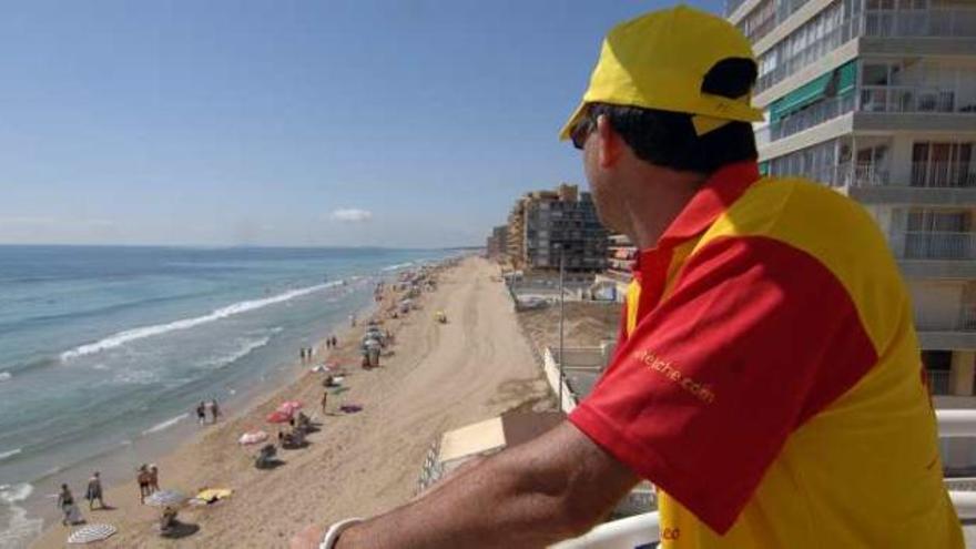 Un socorrista de DYA desde el puesto de vigilancia habilitado en la playa de Arenales.