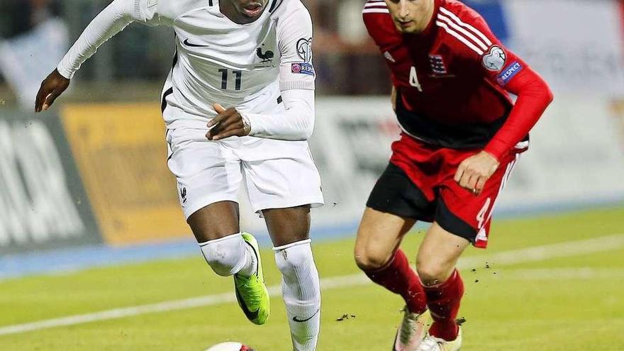 Dembelé (izqda.) conduce el balón en un partido con la selección francesa. // J. Warnand