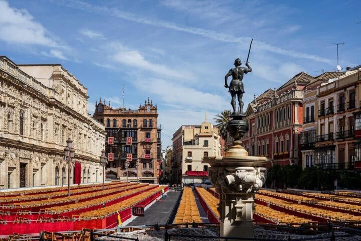 Sillas en la Carrera Oficial de la Semana Santa en Sevilla.