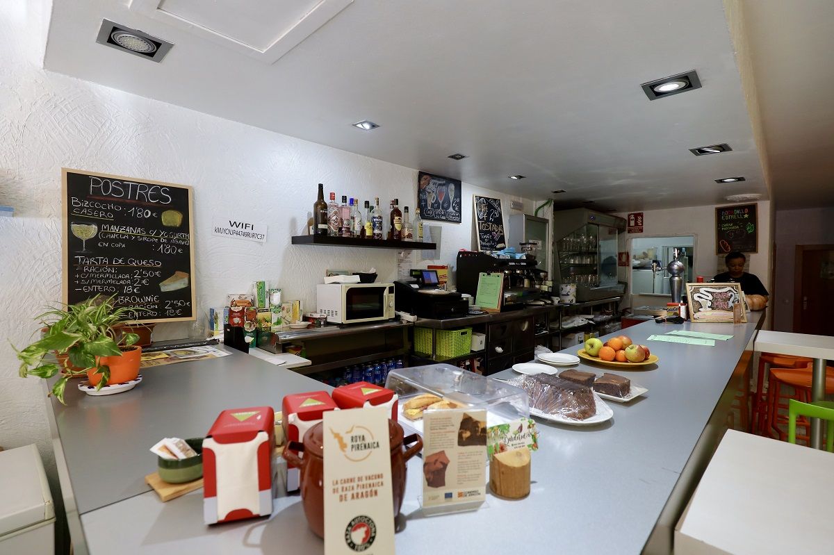 En imágenes | De todos, el bar del centro de Zaragoza que triunfa con comida casera para llevar a buen precio
