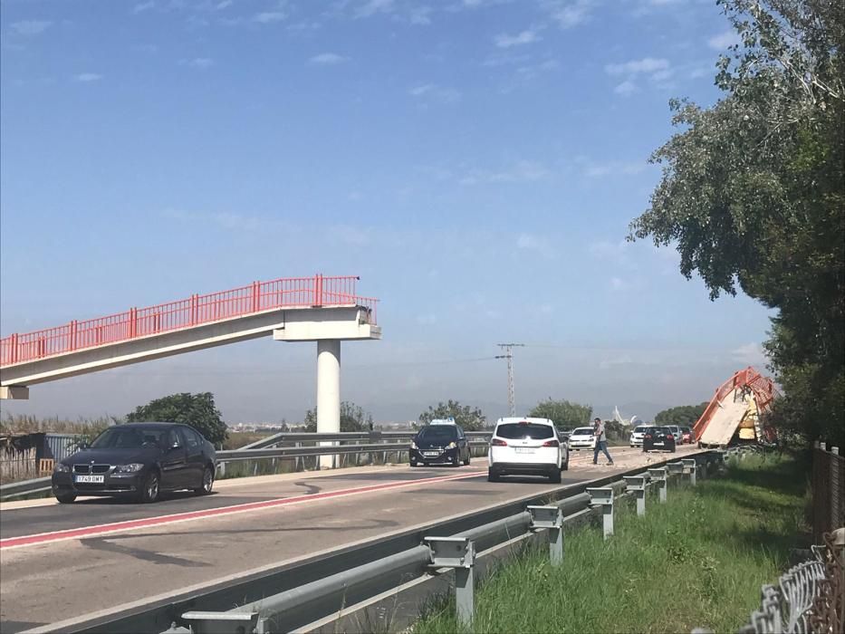 Un camión derriba la pasarela peatonal del Saler (Valencia)