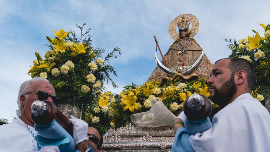 Los hermanos de carga de la Virgen dan en Cáceres un ejemplo de resistencia al calor