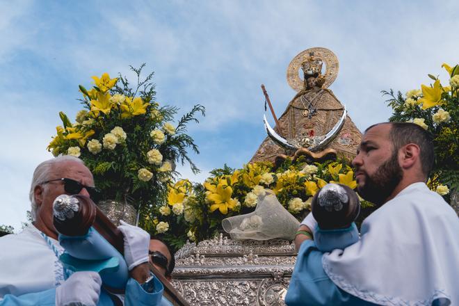 Los hermanos de carga la Virgen dan en Cáceres un ejemplo de resistencia al calor