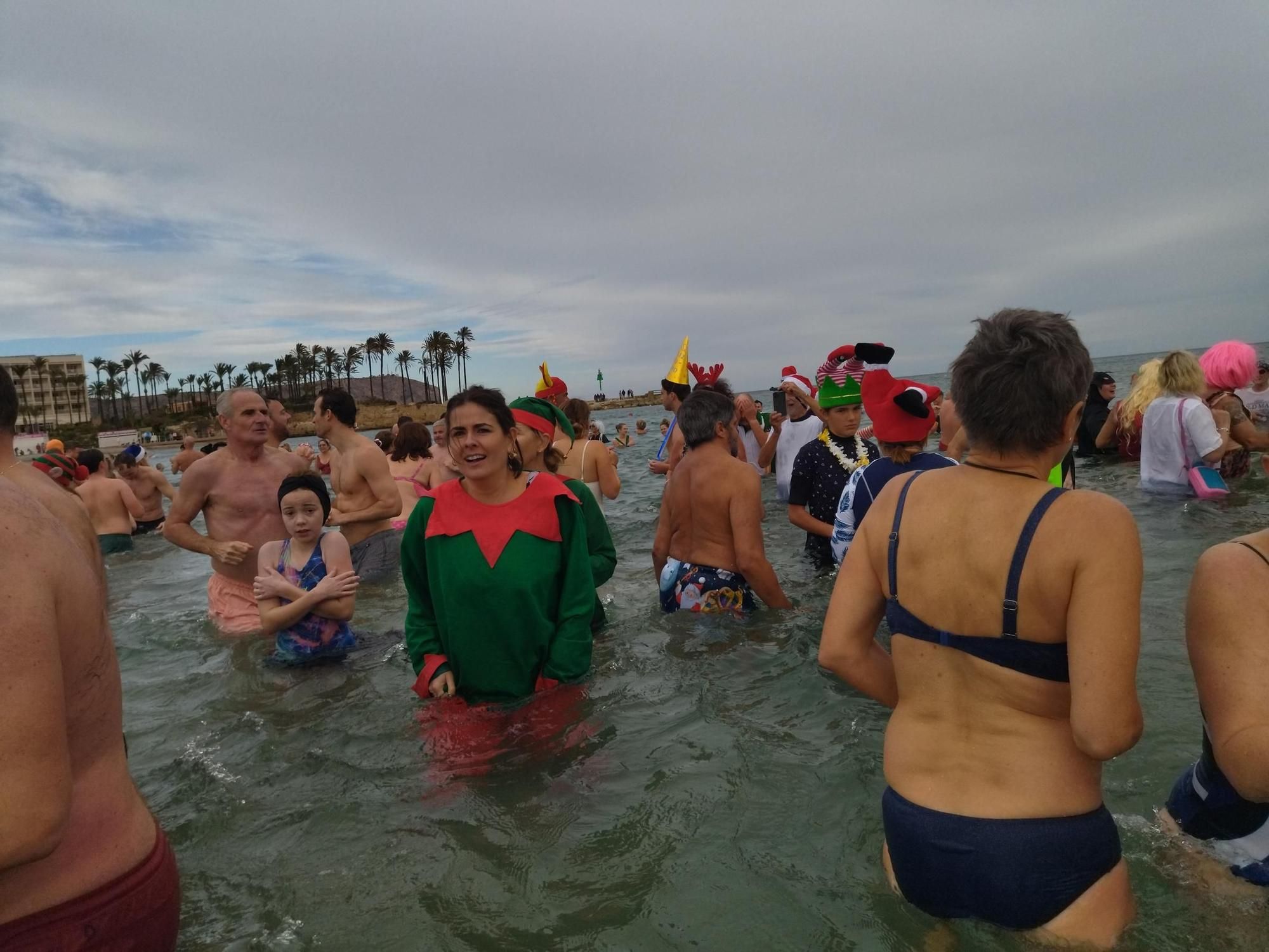 Todas las imágenes del "primer baño del año" solidario y multitudinario en Xàbia