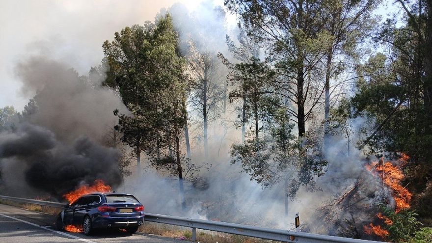 L&#039;incendi d&#039;un cotxe a Bàscara s&#039;escampa pels marges de l&#039;AP-7 i afecta vegetació forestal