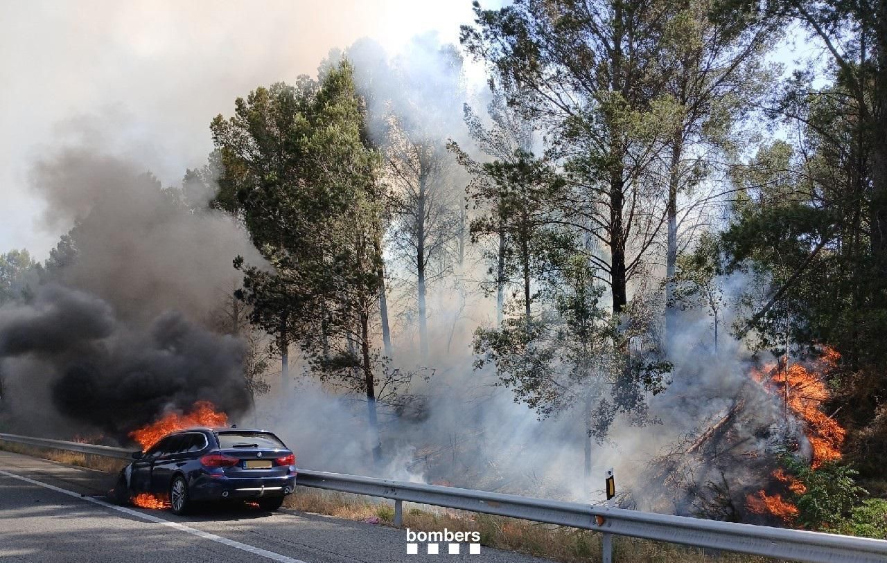 Les imatges de l&#039;incendi forestal de Bàscara que ha començat per l&#039;incendi d&#039;un cotxe a l&#039;AP-7