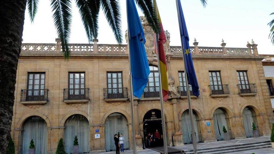 La fachada principal del hotel de la Reconquista.
