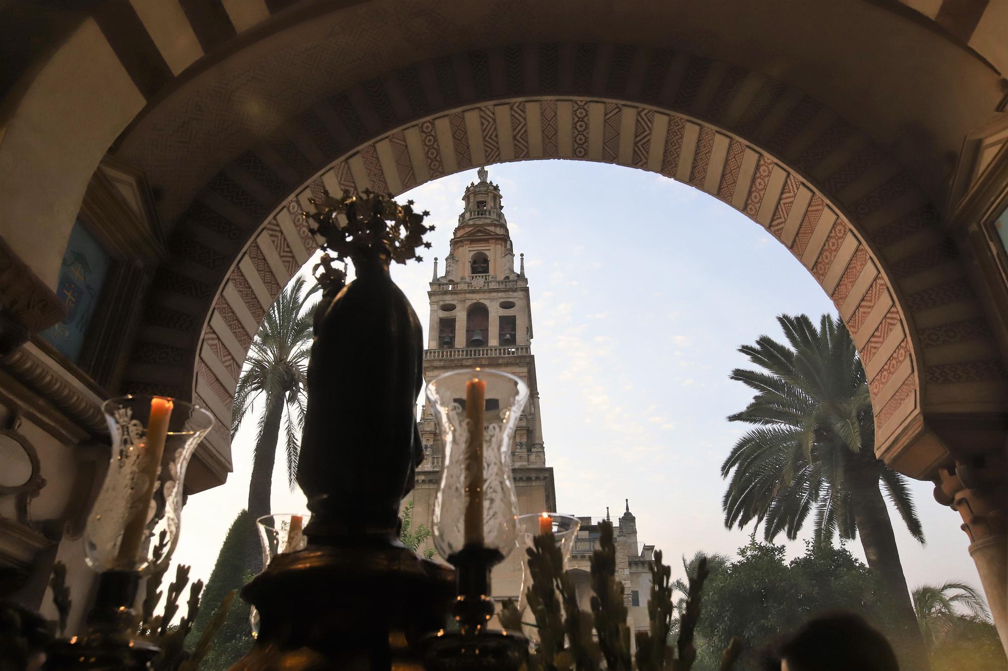 El Vía Lucis de la Virgen de la Fuensanta recoore el Patio de los Naranjos