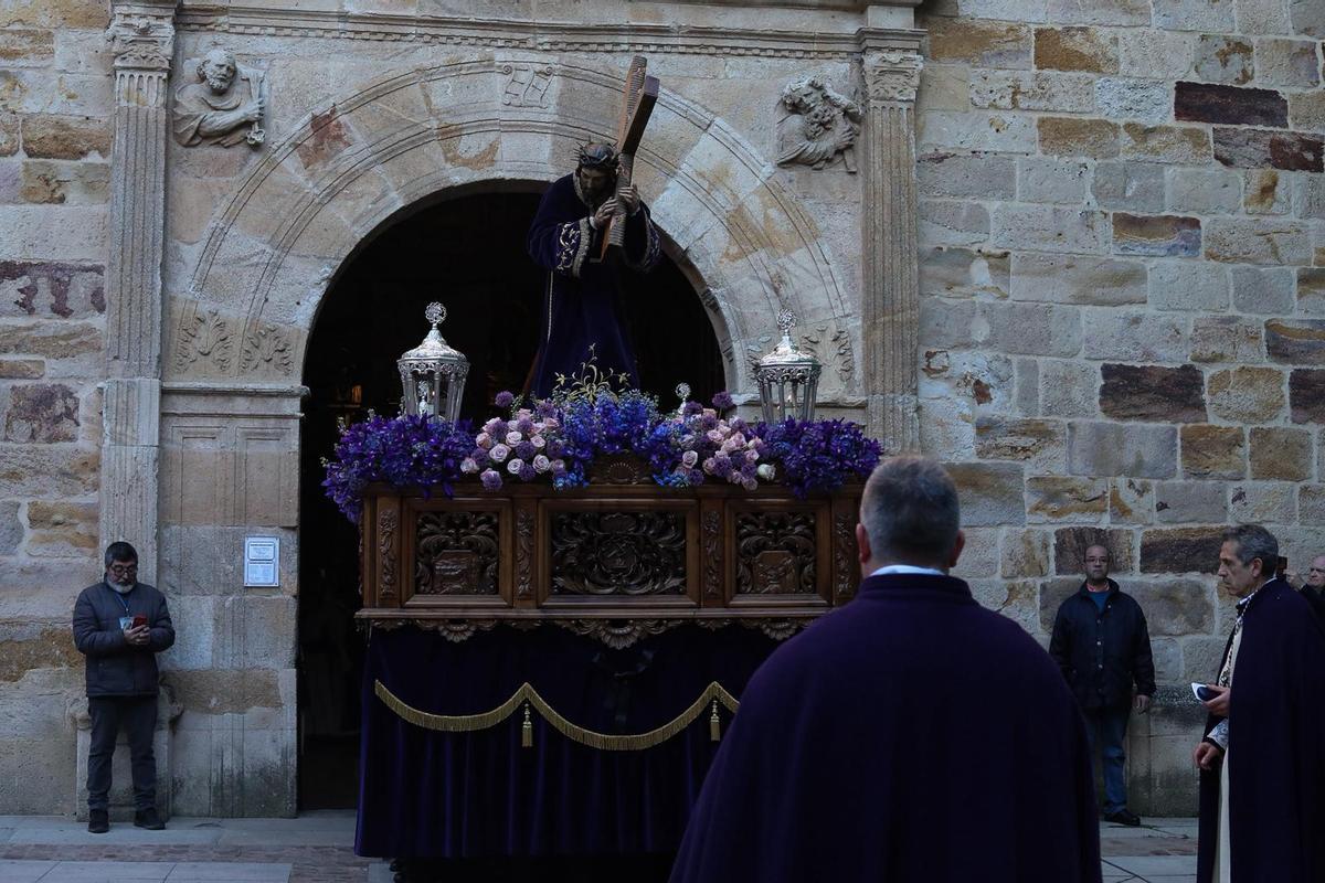 La procesión de Jesús del Via Crucis brilla modificando su recorrido habitual