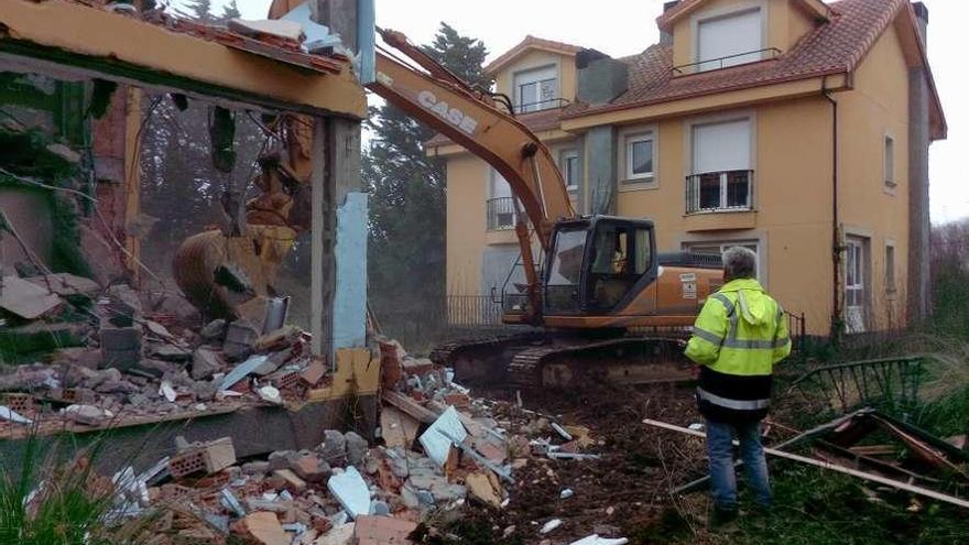 Demolición de dos de los chalés de la urbanización O Loureiro en febrero de 2018.