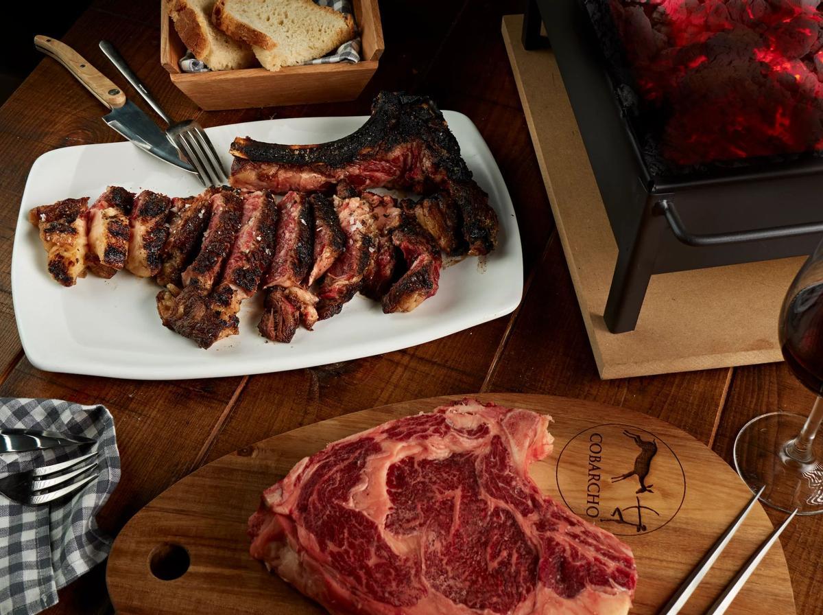 El chuletón a la brasa es una de las especialidades del establecimiento.