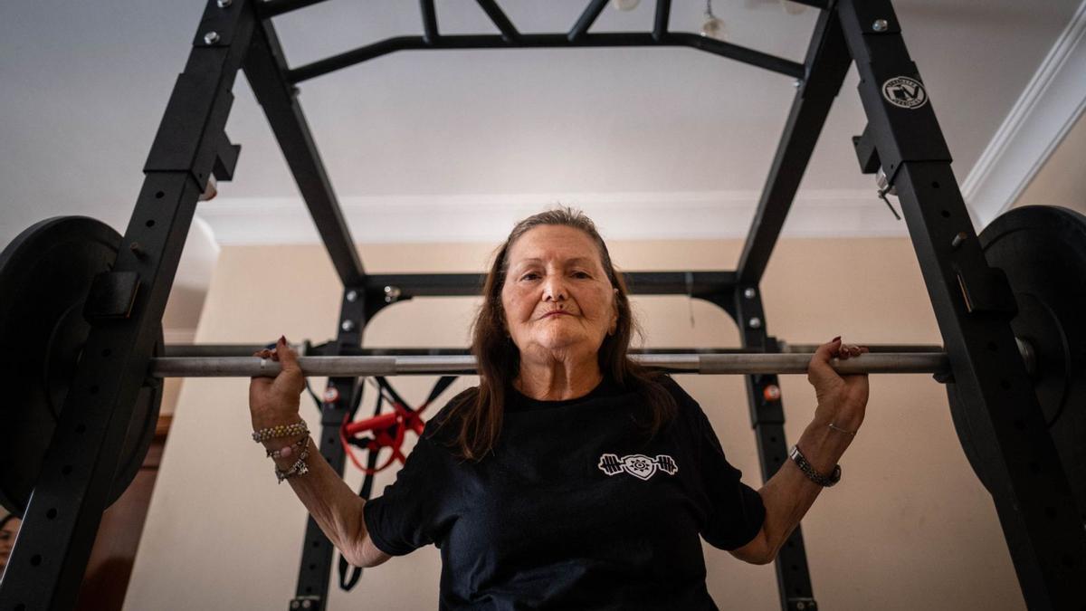 La atleta Miguelina Padrón levanta peso en su lugar de entrenamiento.