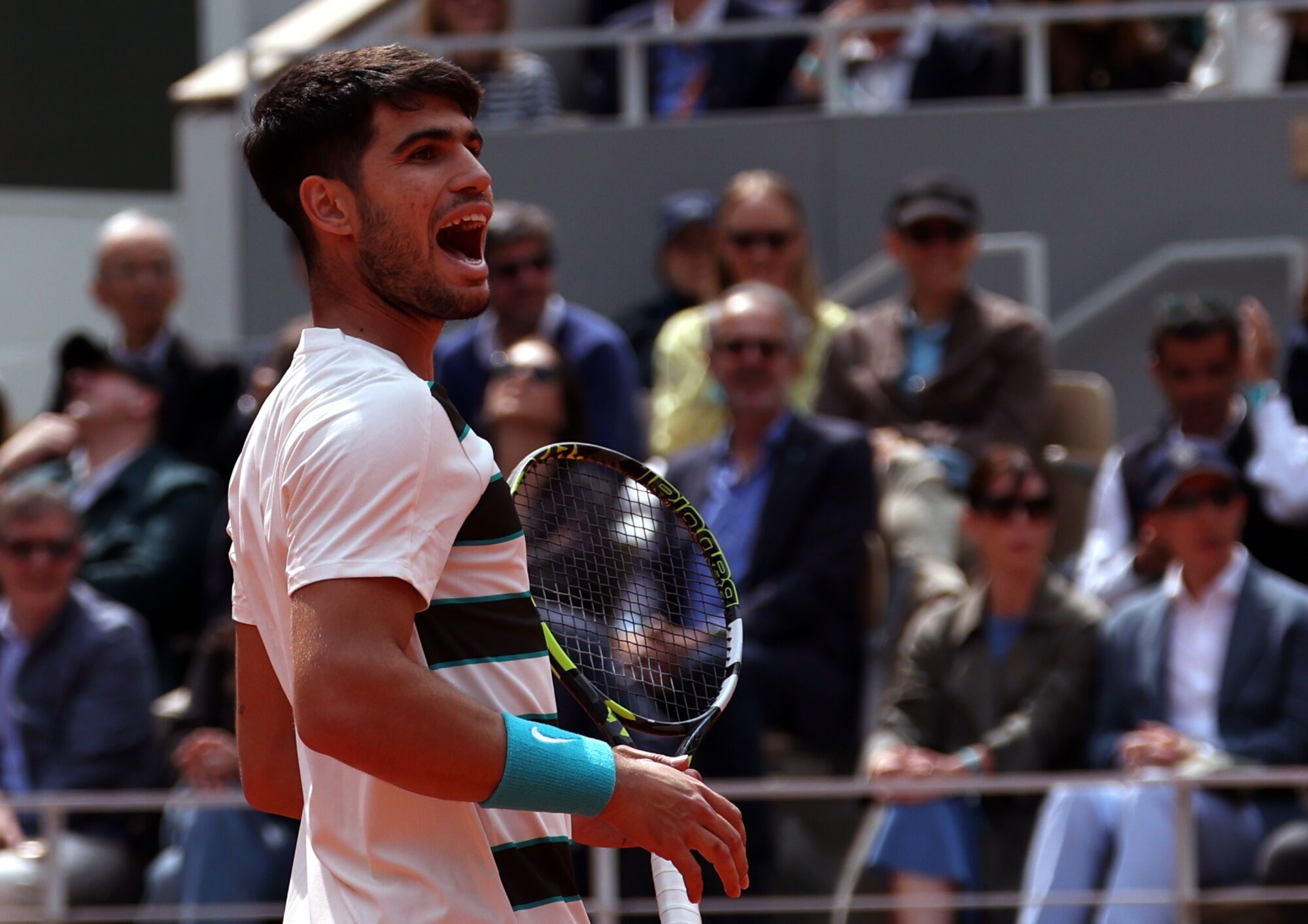 PARIS (France), 08/06/2025.- Carlos Alcaraz of Spain reacts during his Men's final match against Jannik Sinner of Italy at the French Open Grand Slam tennis tournament at Roland Garros in Paris, France, 08 June 2025. (Tenis, Abierto, Francia, Italia, España) EFE/EPA/MOHAMMED BADRA