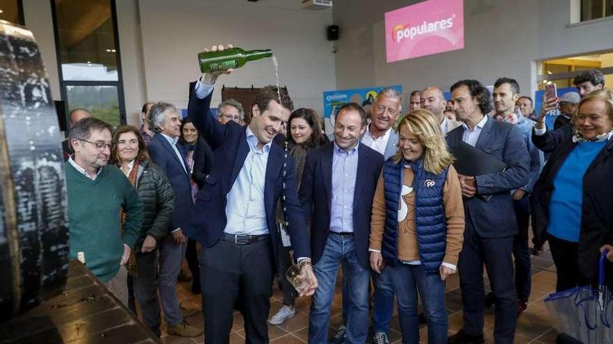 Pablo Casado escancia un culete de sidra en presencia de Teresa Mallada y Mercedes Fernández, en un acto electoral en Villaviciosa, en mayo pasado.