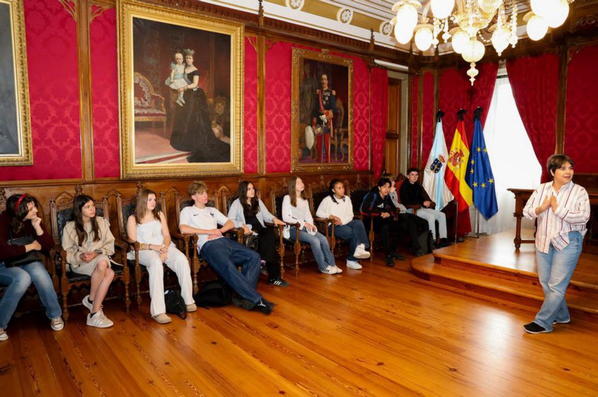 Tania García dirigiéndose a la delegación gala. |  Iñaki Abella