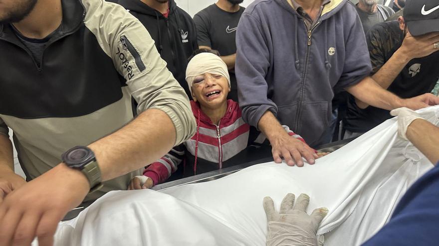 Al menos 35 muertos, incluidos niños, en un ataque de Israel contra una escuela de Gaza mientras el Ejército ordena evacuar el sur de la Franja