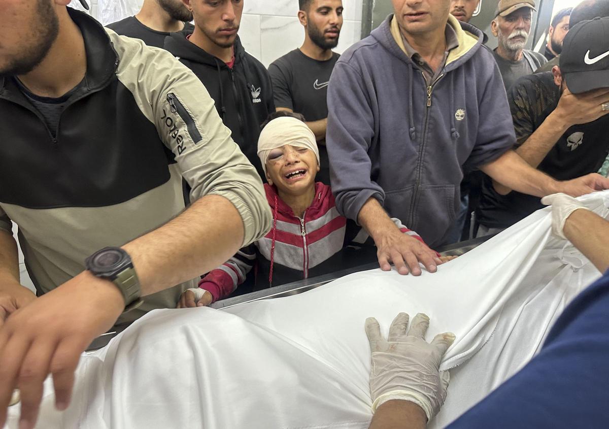 Familiares de las víctimas acuden a la morgue del Hospital al Shifa, después del bombardeo israelí de una escuela, donde se refugiaban personas desplazas, en la norteña ciudad de Gaza.