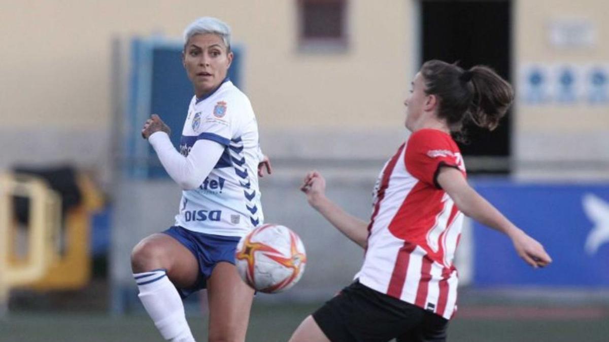 La jugadora del Egatesa María José da un pase en un partido ante el Athletic Club.