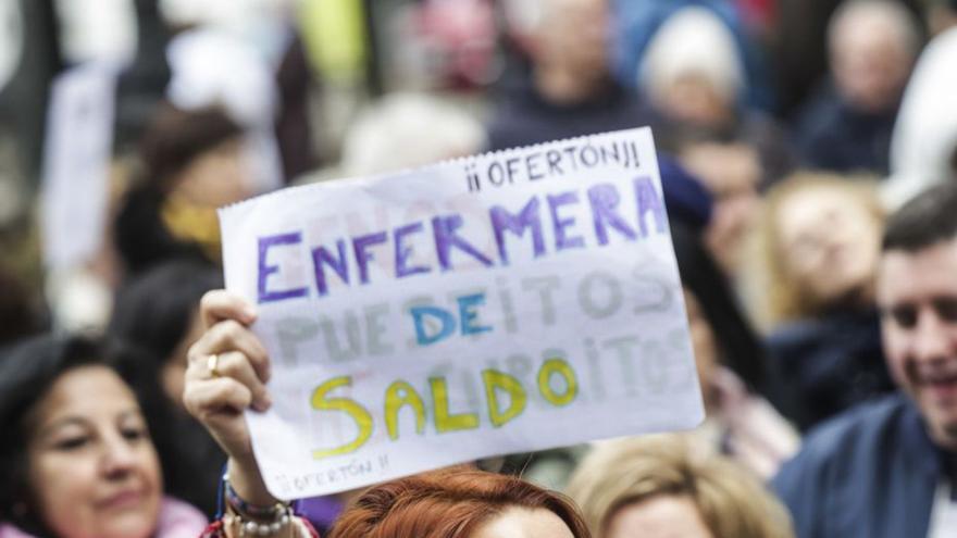 Una enfermera en la manifestación celebrada en Oviedo el pasado domingo. | Irma Collín