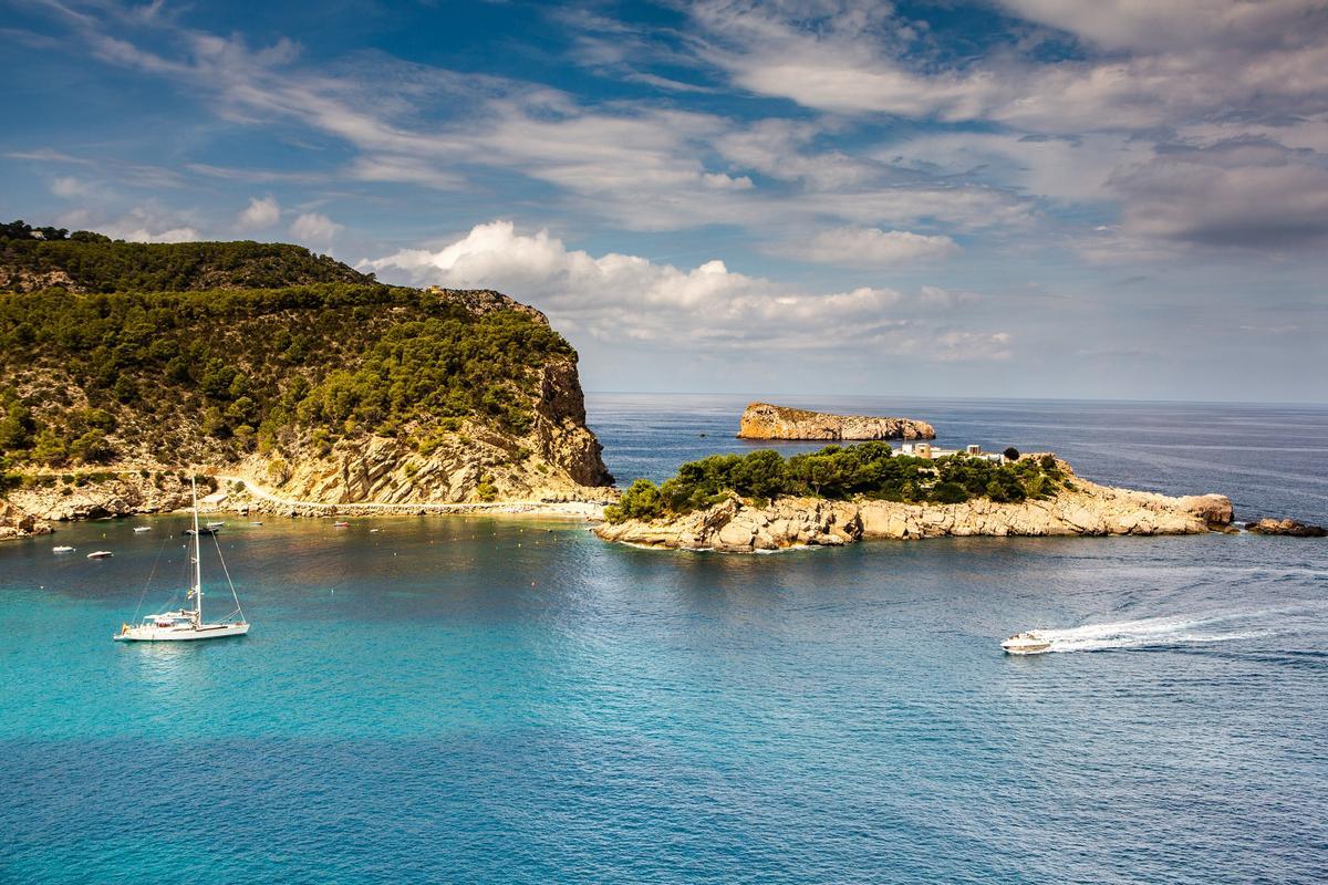 Ibiza cuenta con unos paisajes únicos en toda Europa y temperaturas agradables todo el año.