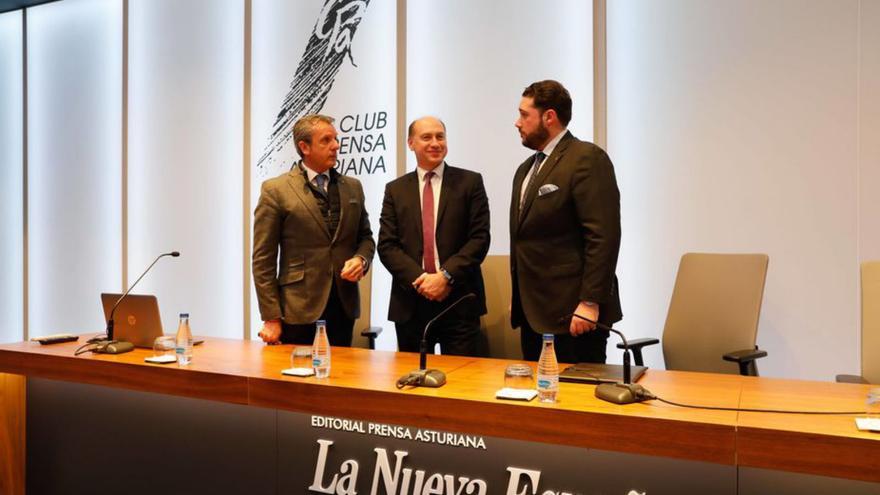 Por la izquierda, Manuel Ruiz de Bucesta, Eugeniu Revenco y Alfredo Leonard, antes del inicio de la conferencia. | Fernando Rodríguez