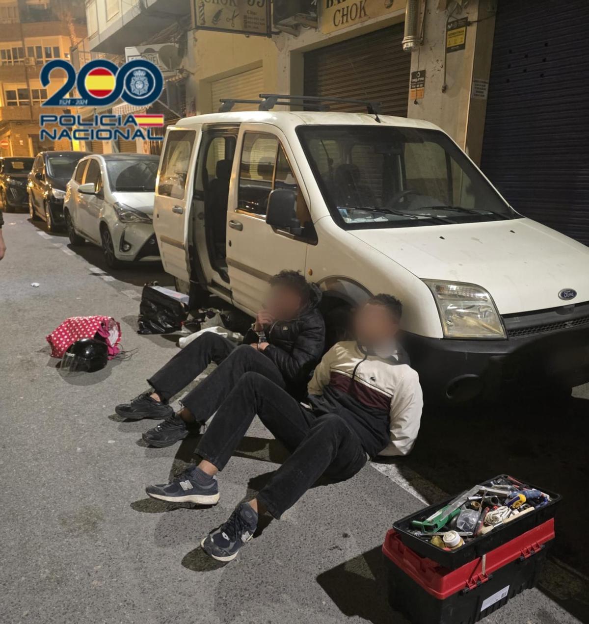 Los dos detenidos en Alicante por robar en sendas furgonetas.