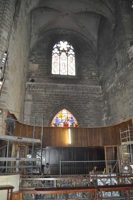 El transepto norte de la catedral es un hervidero de obras. Los trabajadores acaban estos días la base del altar y preparan en la pared un soporte de madera que rodeará toda la capilla con 14 metros de tapices gobelinos, muy apreciados en Francia, con escenas de la vida del dominicovalenciano.