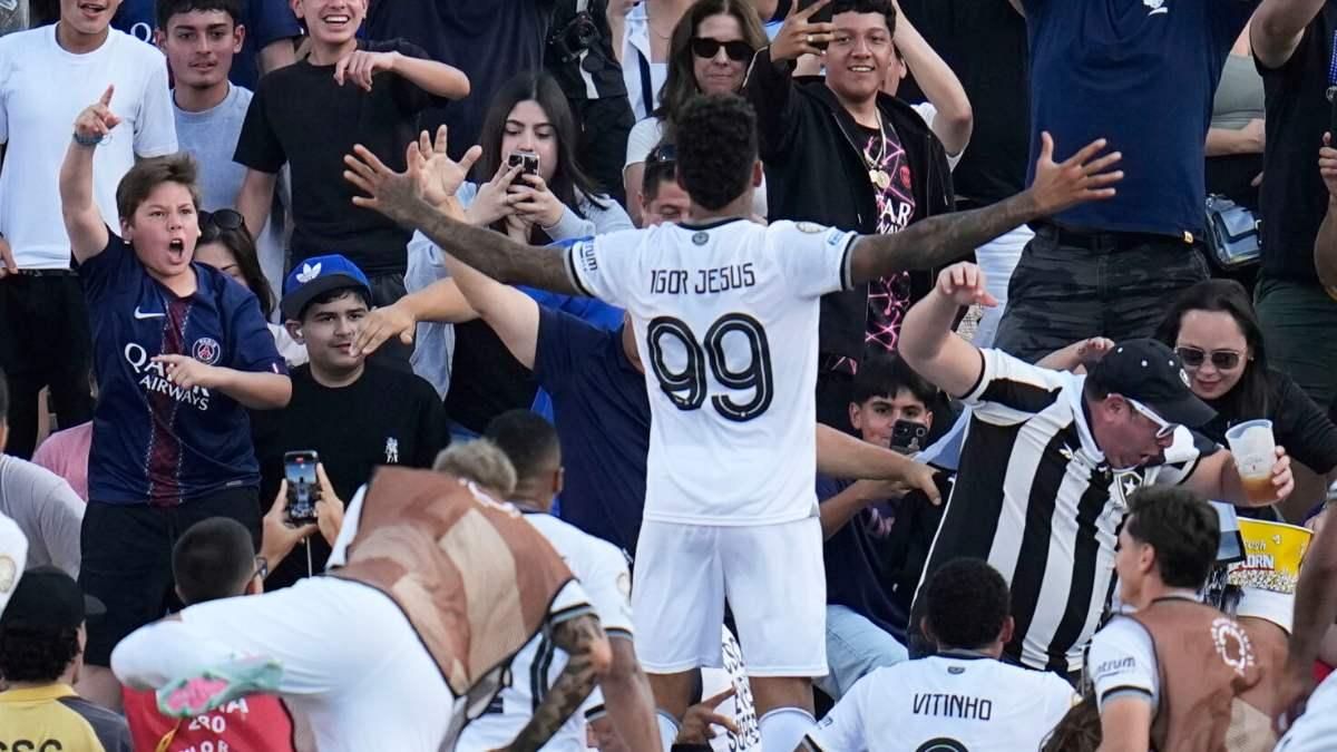 Igor Jesus celebra el tanto con el que derrotó al PSG.