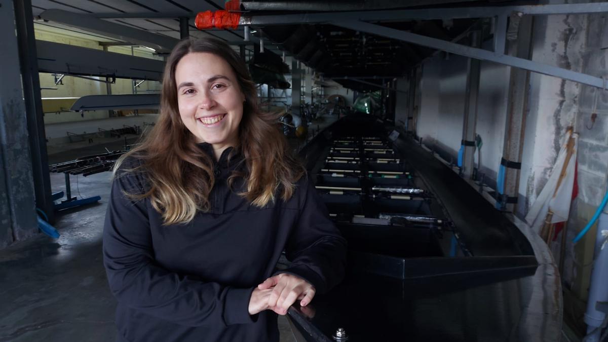 Laura Villabrille posa junto a las traineras del Club de Mar.