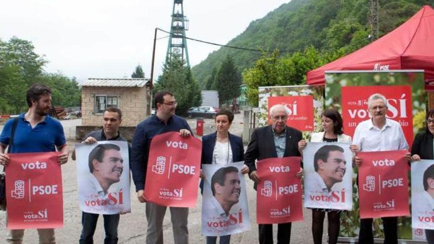 Por la izquierda, los candidatos socialistas Pelayo Prendes, Iván Fernández, Adrián Barbón, María Fernández, Vicente Álvarez Areces, Adriana Lastra y Antonio Trevín, ante el castillete del pozo Carrio.