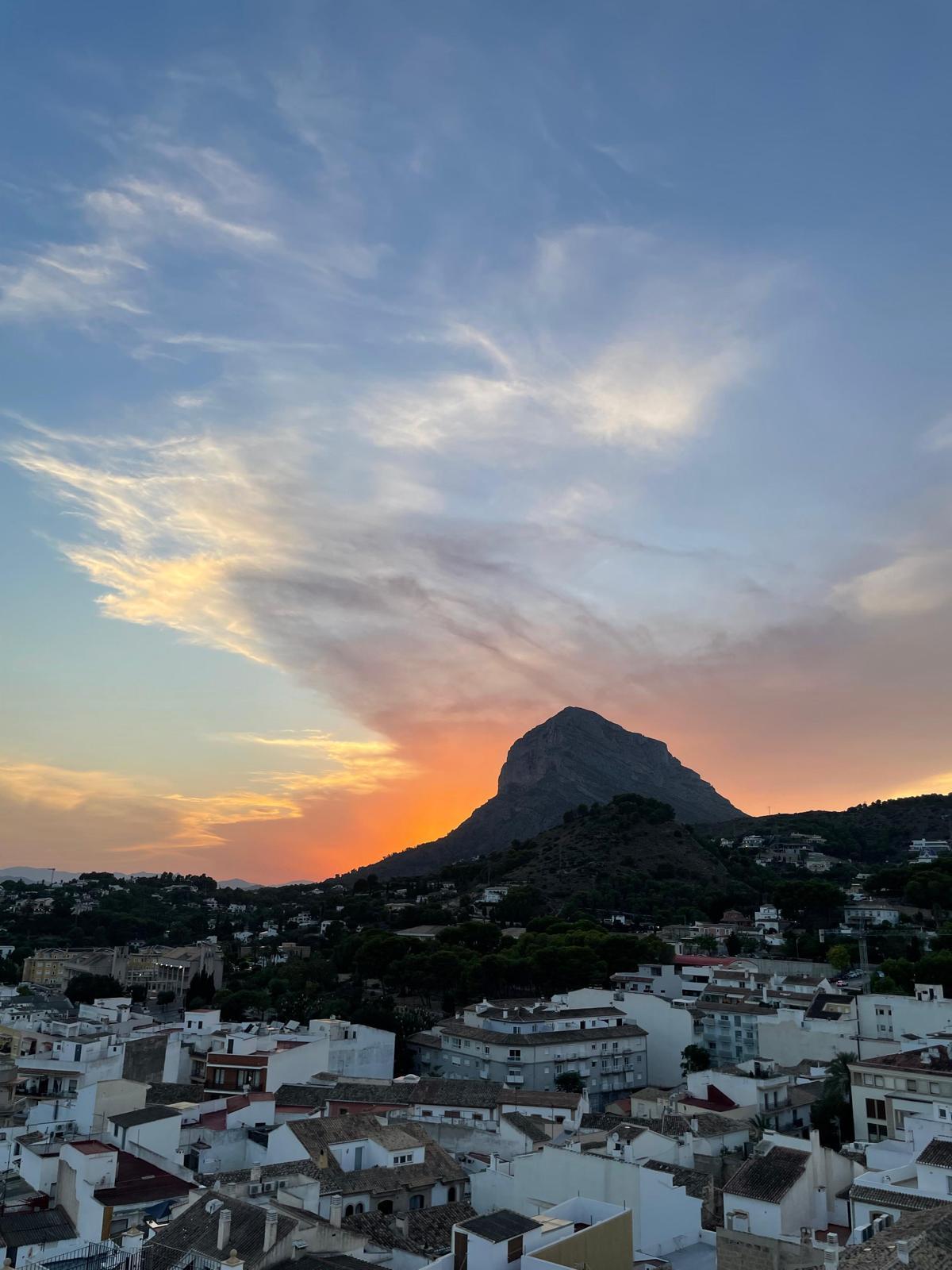 Un eclipse celestial: así se vio desde la torre de la iglesia gótica de Sant Bertomeu de Xàbia