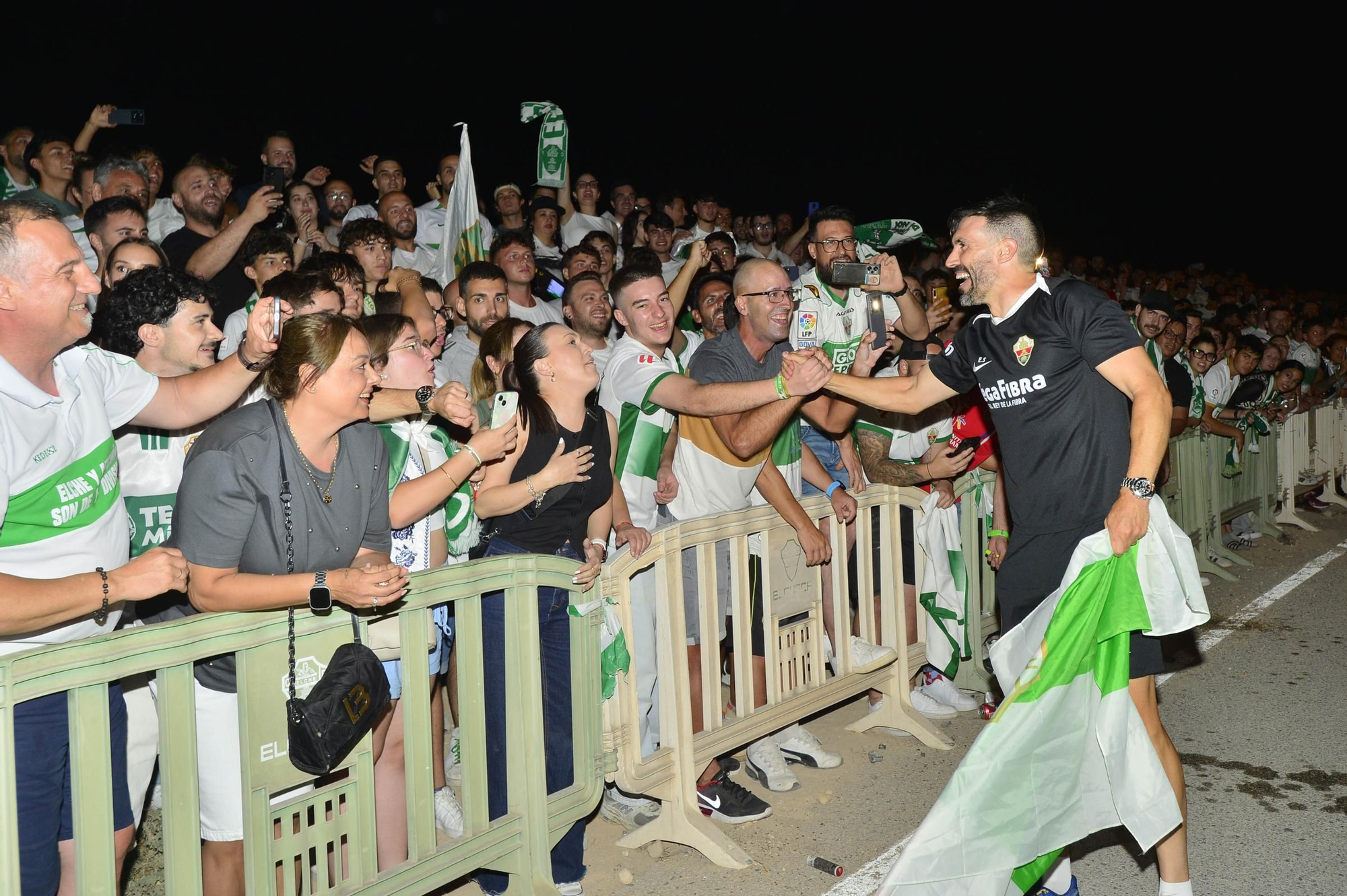 La afición del Elche recibe a los héroes del ascenso a su llegada al Martínez Valero