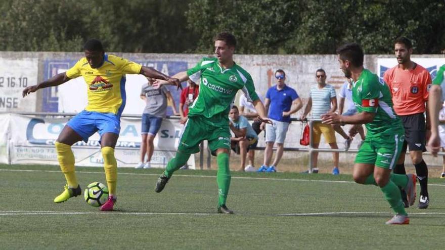 Un lance del primer derbi de la temporada entre Polígono y Arenteiro. // Jesús Regal